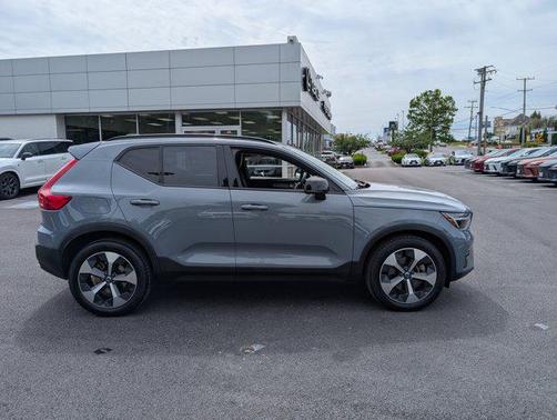 2023 Volvo XC40 B5 Ultimate Dark Theme