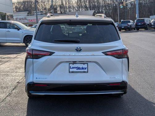 2025 Toyota Sienna Platinum