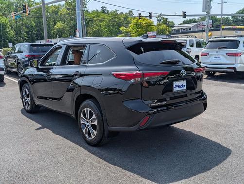 Midnight Black Metallic 2022 Toyota Highlander XLE