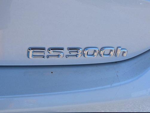 2025 Lexus ES 300h Luxury