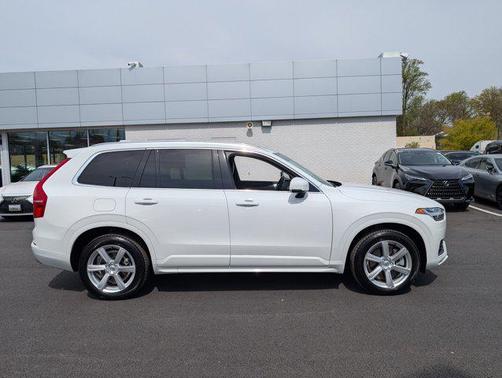 2022 Volvo XC90 T5 Momentum