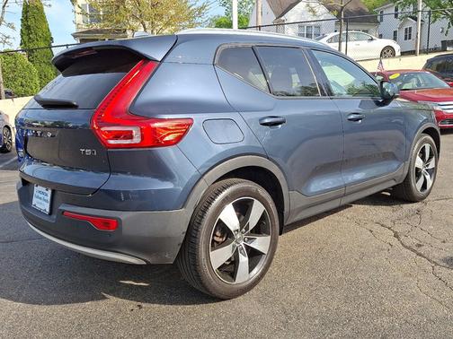 2022 Volvo XC40 Momentum