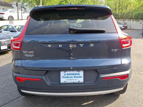 2022 Volvo XC40 Momentum
