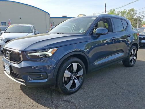 2022 Volvo XC40 Momentum