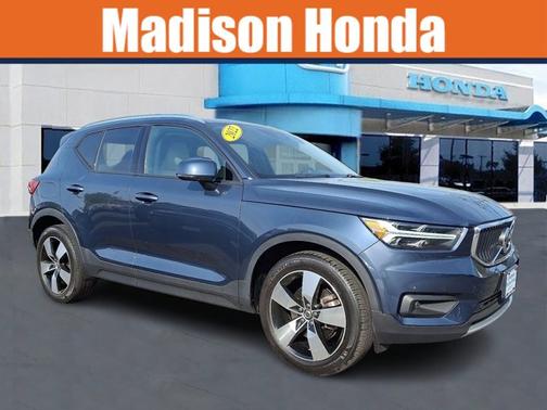 2022 Volvo XC40 Momentum