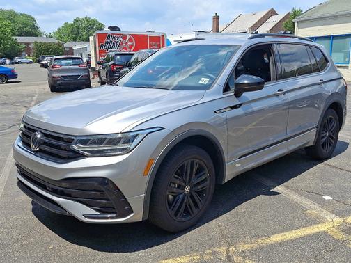 2022 Volkswagen Tiguan SE R-Line Black