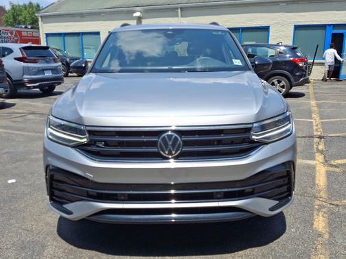 2022 Volkswagen Tiguan SE R-Line Black