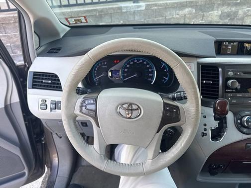 2013 Toyota Sienna XLE