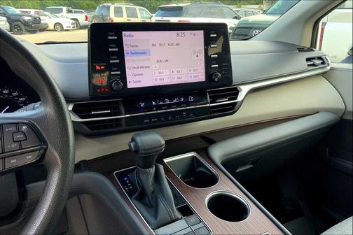 2022 Toyota Sienna LE