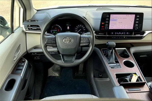 2022 Toyota Sienna LE