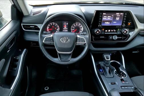 2022 Toyota Highlander LE