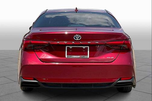 2020 Toyota Avalon Hybrid XLE