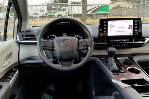 2022 Toyota Sienna LE