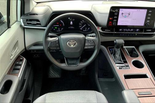 2023 Toyota Sienna LE