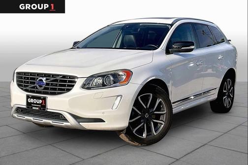 Crystal White Pearl Metallic 2017 Volvo XC60 T6 Dynamic