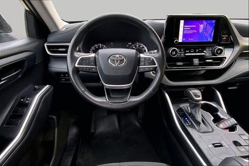 Magnetic Gray Metallic 2024 Toyota Highlander LE