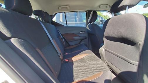 2022 Nissan Kicks SR