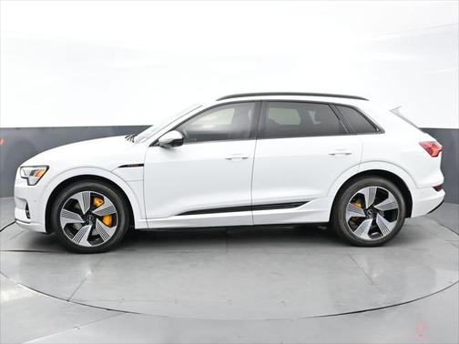 2022 Audi e-tron Premium Plus