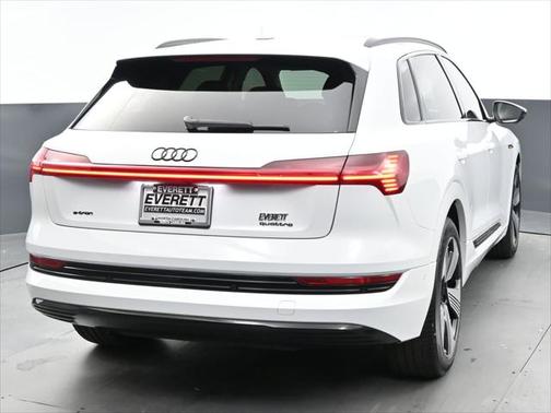 2022 Audi e-tron Premium Plus