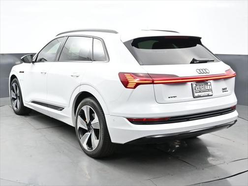 2022 Audi e-tron Premium Plus