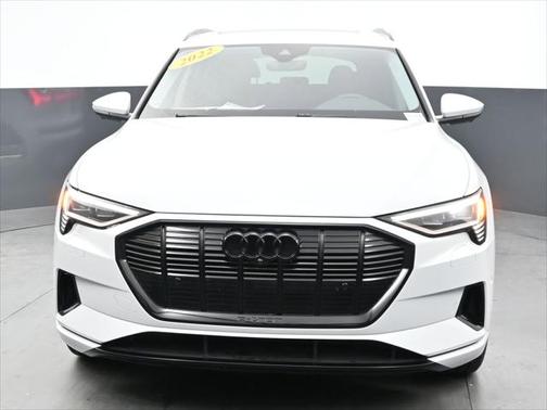 2022 Audi e-tron Premium Plus