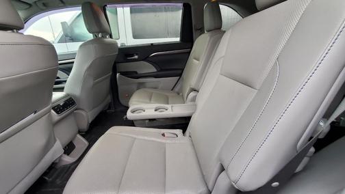 2016 Toyota Highlander Limited Platinum