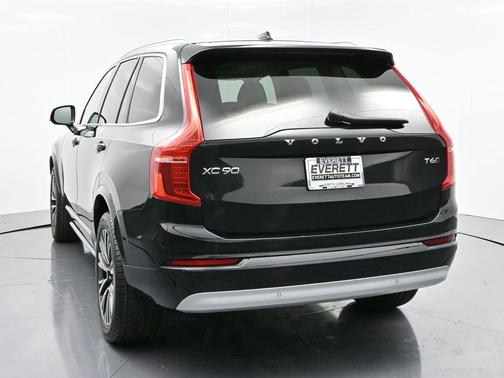 2022 Volvo XC90 T6 Momentum