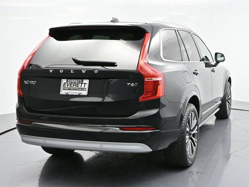 2022 Volvo XC90 T6 Momentum