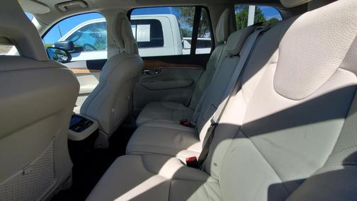 2022 Volvo XC90 T6 Momentum