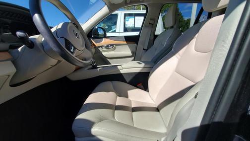 2022 Volvo XC90 T6 Momentum