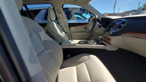 2022 Volvo XC90 T6 Momentum