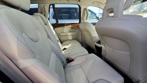 2022 Volvo XC90 T6 Momentum