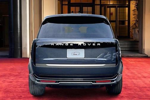 2026 Land Rover Range Rover P550e SE