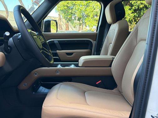 1aa/White 2026 Land Rover Defender P400 X-Dynamic SE