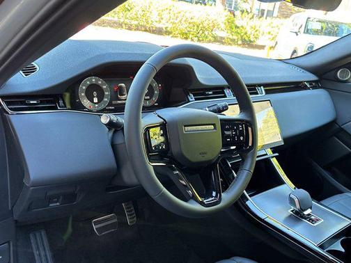 Seoul Pearl Silver Metallic 2026 Land Rover Range Rover Evoque Dynamic SE