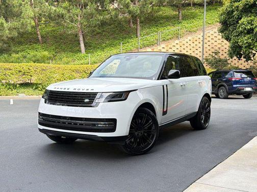 1aa/White 2026 Land Rover Range Rover P400 SE