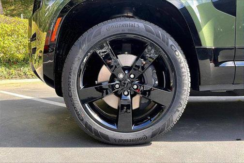 Woolstone Green Metallic 2026 Land Rover Defender P400 X-Dynamic SE