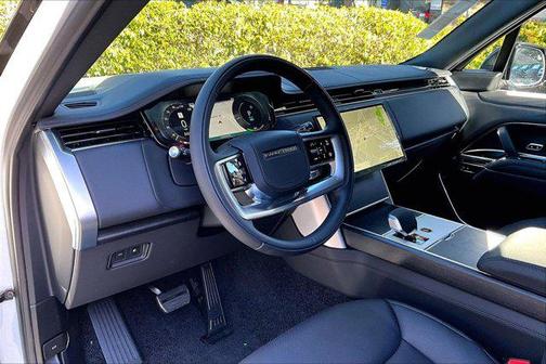 1aa/White 2026 Land Rover Range Rover P550e SE