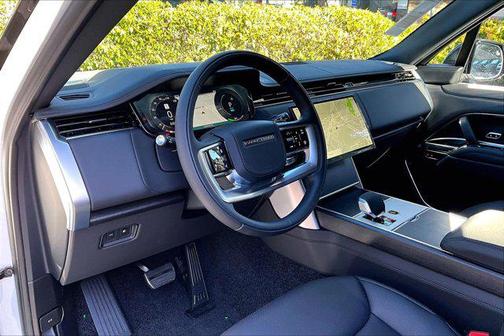 2026 Land Rover Range Rover P550e SE