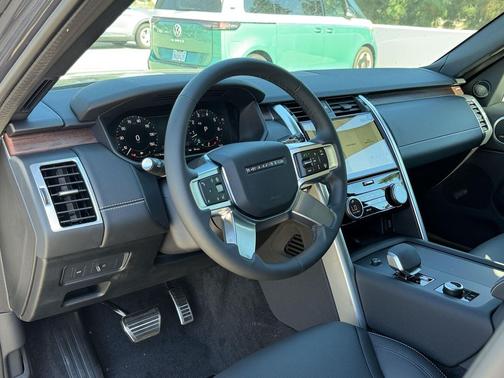 Varesine Blue Metallic 2026 Land Rover Discovery Dynamic SE