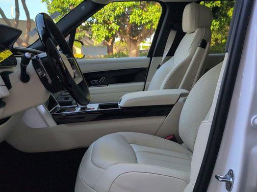Ostuni Pearl White Premium Metallic 2026 Land Rover Range Rover P400 SE 7 Seat