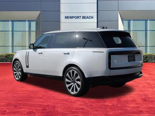 Ostuni Pearl White Premium Metallic 2026 Land Rover Range Rover P400 SE 7 Seat