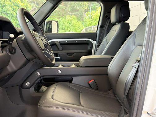 1aa/White 2026 Land Rover Defender P400 X-Dynamic SE