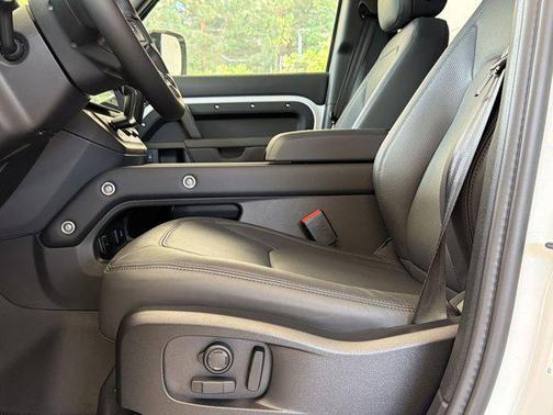 1aa/White 2026 Land Rover Defender P400 X-Dynamic SE
