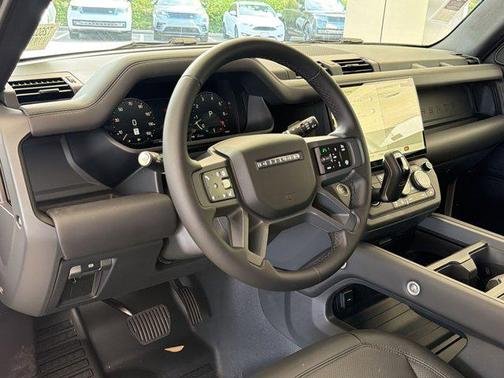 1aa/White 2026 Land Rover Defender P400 X-Dynamic SE