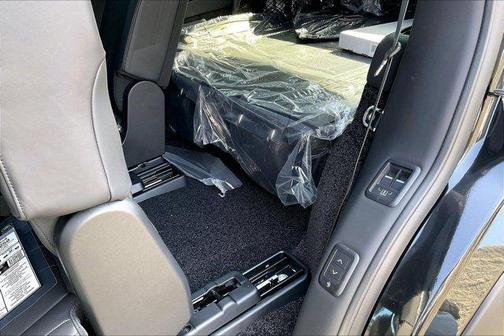 Santorini Black 2026 Land Rover Range Rover P400 SE 7 Seat