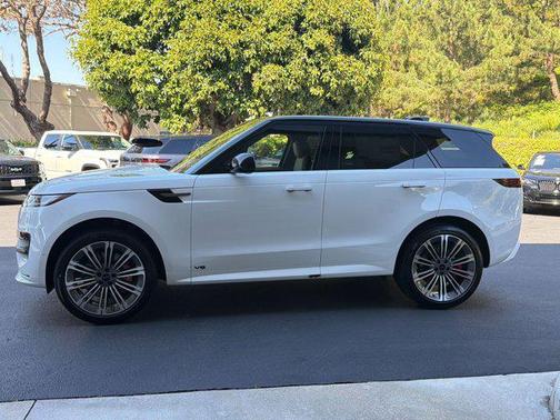 1aa/White 2026 Land Rover Range Rover Sport SE