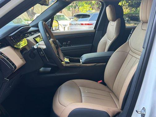 1aa/White 2026 Land Rover Range Rover Sport SE
