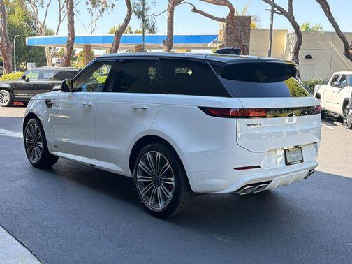 1aa/White 2026 Land Rover Range Rover Sport SE