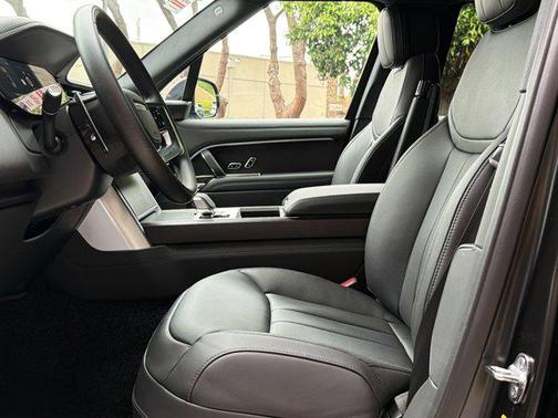 Obsidian Black SV Bespoke Ultra Metallic Satin 2026 Land Rover Range Rover P530 SE 7 Seat
